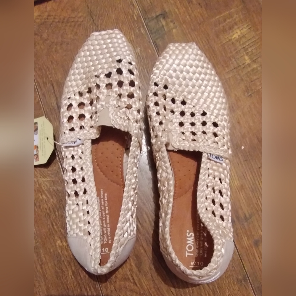 NWT Toms womens shoes